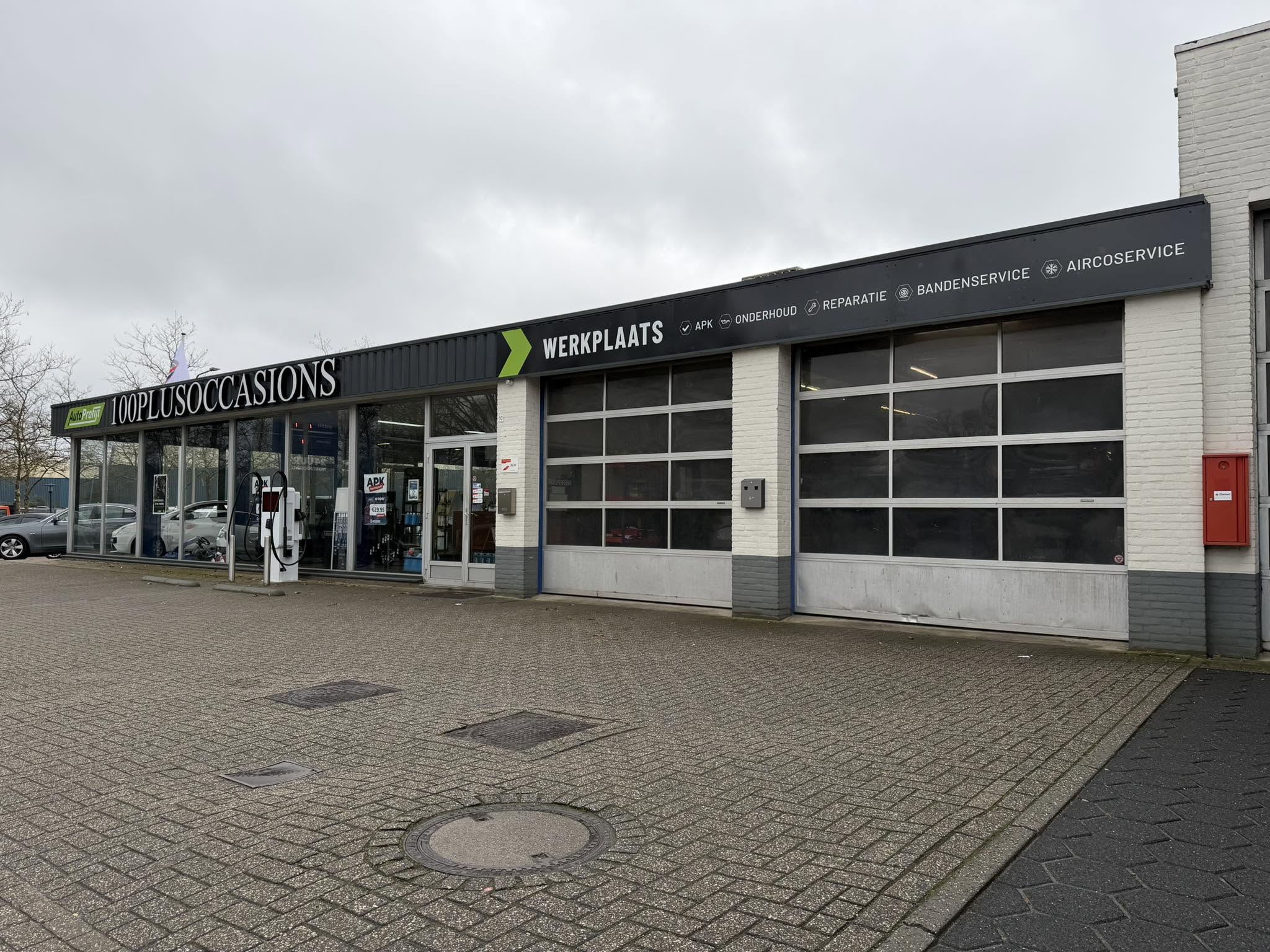 Verlichte gevel-reclame voor 100Plus Occasions in Tubbergen