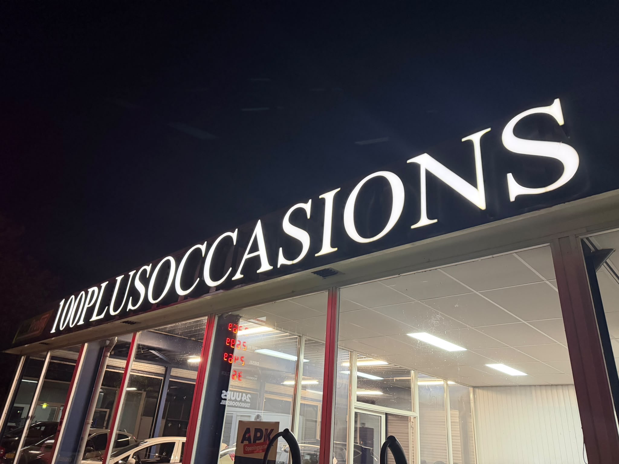 Verlichte gevel-reclame voor 100Plus Occasions in Tubbergen